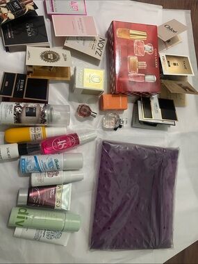 Assorted Women's Bodycare & Haircare Sample Set with Bag